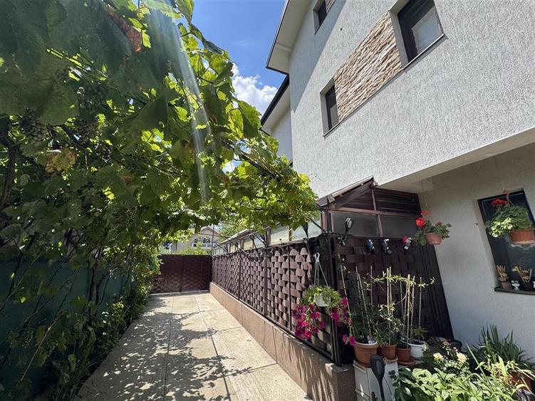 Casă cu 6 camere cu Canalizare în Central