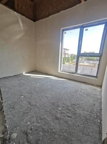 Duplex cu 4 camere cu Canalizare în Ostratu