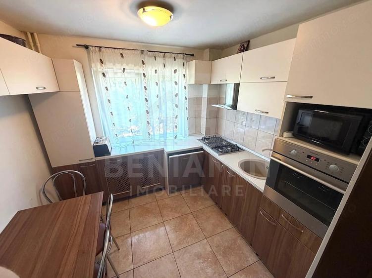 Apartament cu 3 camere semidecomandat în Rovine