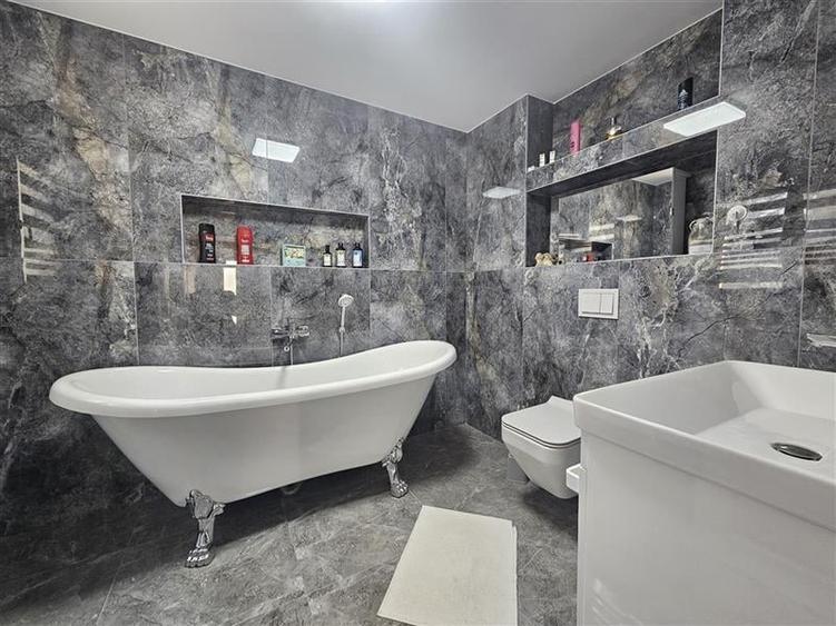 Casă individuală cu 6 camere cu Teren 740 Mp în Vest