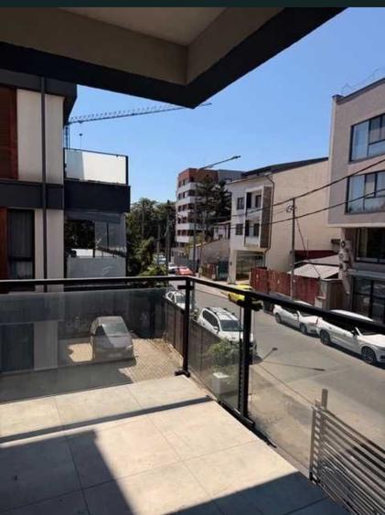 Apartament cu 3 camere semidecomandat în Crângași