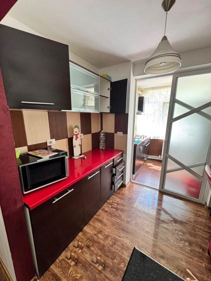 VEST- APARTAMENT 2 CAMERE DECOMANDAT  ,CENTRALA GAZ, ETAJ 2 - 1
