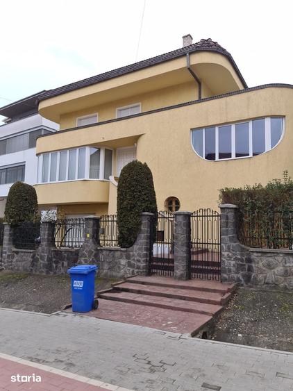 Casă cu 6 camere cu Teren 1000 Mp în Central