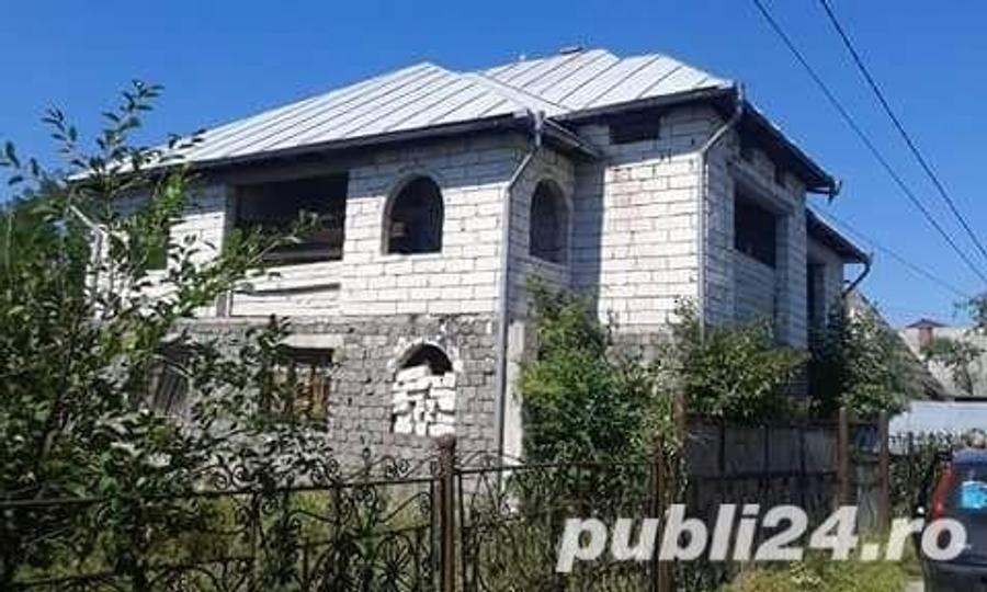 Casă cu 8 camere cu Teren 706 Mp în Ieud