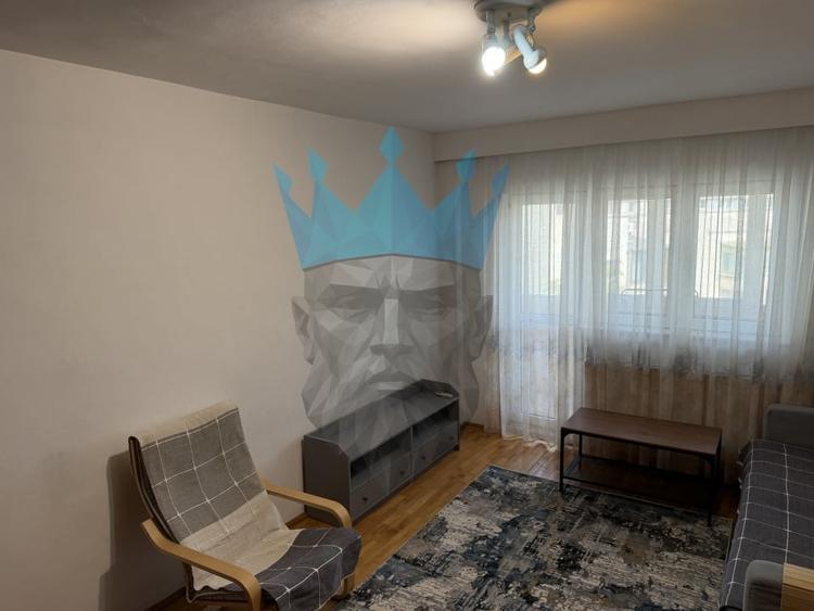 Apartament cu 3 camere semidecomandat, mobilat în P-ța Romană
