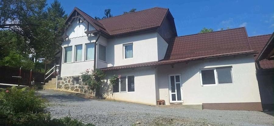 Casă cu 4 camere cu Teren 1021 Mp în Central