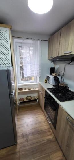 Apartament cu 3 camere, mobilat în P-ța Universității