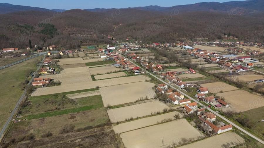 Teren de 2970 mp, în Odvoș