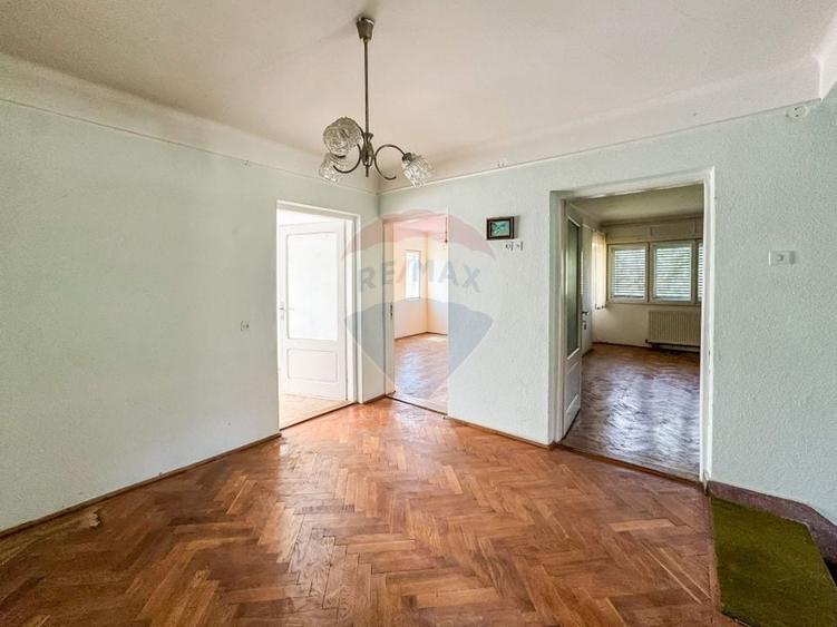 Casă individuală cu 4 camere cu Teren 1145 Mp în Central