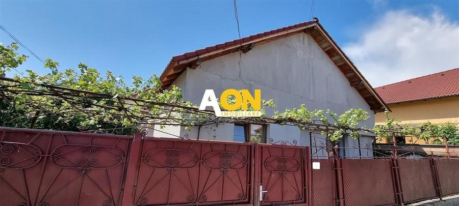 Casă individuală cu 3 camere cu Canalizare în Central