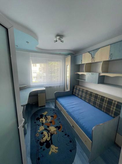 Apartament cu 3 camere semidecomandat în Ostroveni