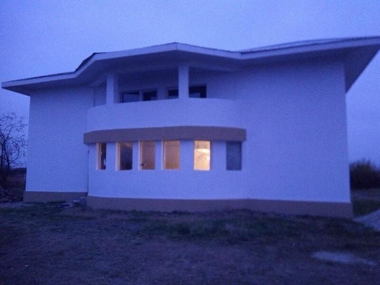 Casă cu 8 camere cu Teren 1000 Mp în Central