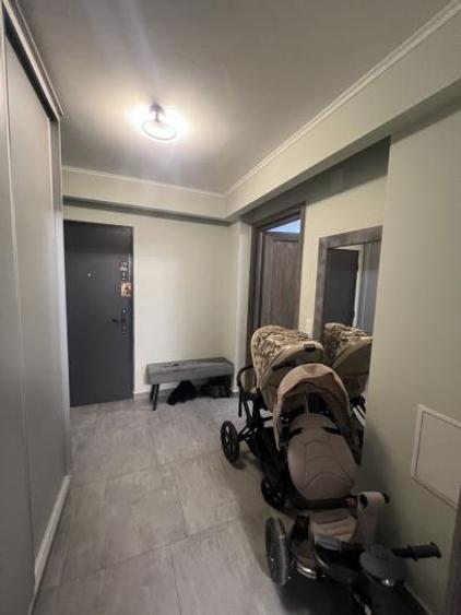 Apartament cu 2 camere semidecomandat, mobilat în Tei