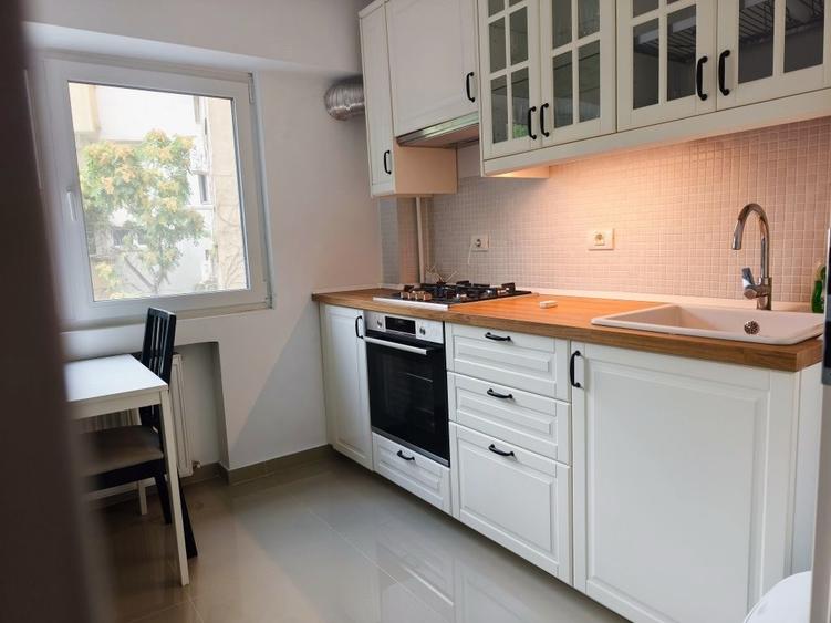 Casă cu 4 camere decomandat în Romană