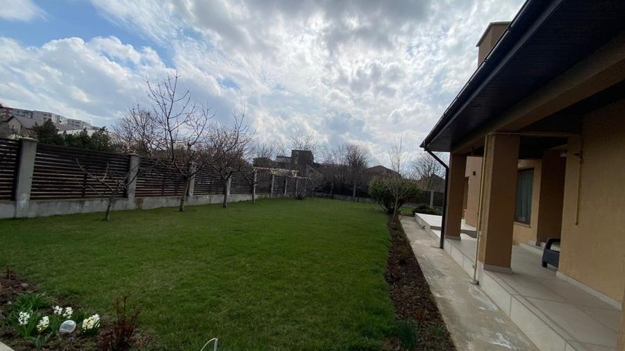 Casă individuală cu 5 camere cu Canalizare în Păcii
