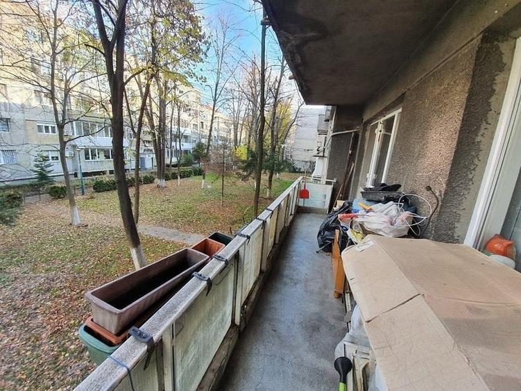 Apartament cu 4 camere semidecomandat în Berceni