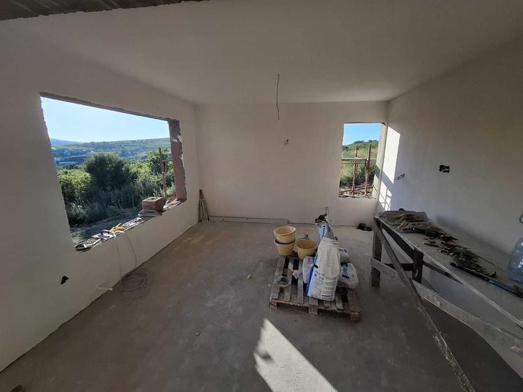 Casă cu 4 camere decomandat în Tomești