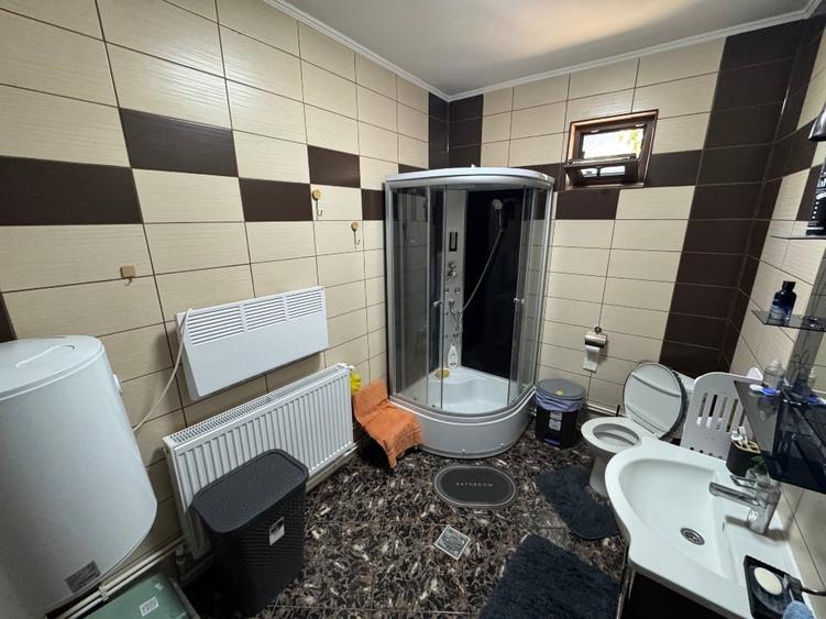 Casă individuală cu 5 camere cu Canalizare în Central