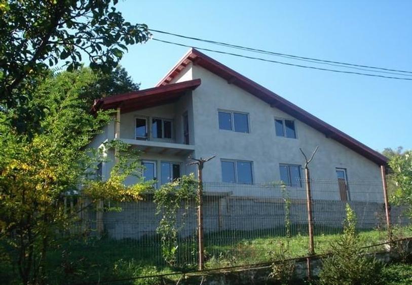 Casă individuală cu 6 camere cu Canalizare în Pucioasa-Sat