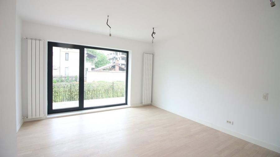 Apartament cu 4 camere semidecomandat în Băneasa