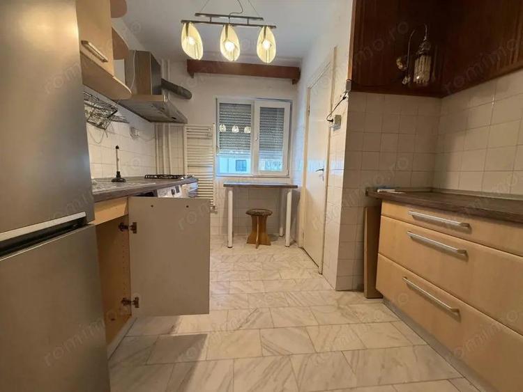 Apartament cu 3 camere semidecomandat, mobilat în Girocului