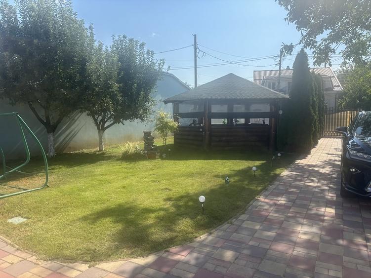 Casă cu 7 camere cu Teren 1000 Mp în Central