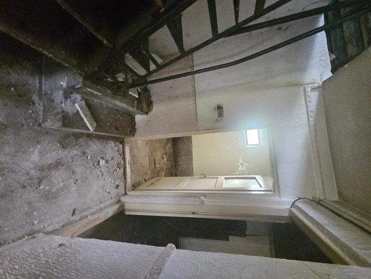 Casă cu 4 camere cu Teren 1486 Mp în Central