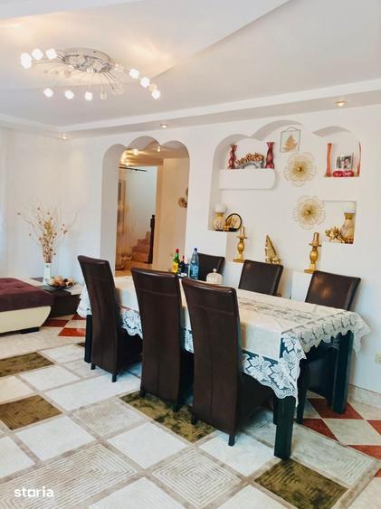 Casă cu 8 camere cu Teren 4600 Mp în Vlădeni