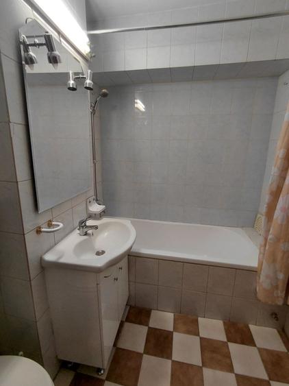 Apartament cu 3 camere decomandat în P-ța Victoriei