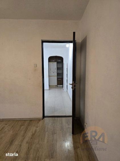 Apartament cu 3 camere semidecomandat în Cantemir