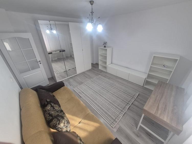 Garsonieră decomandată în Valea Adâncă
