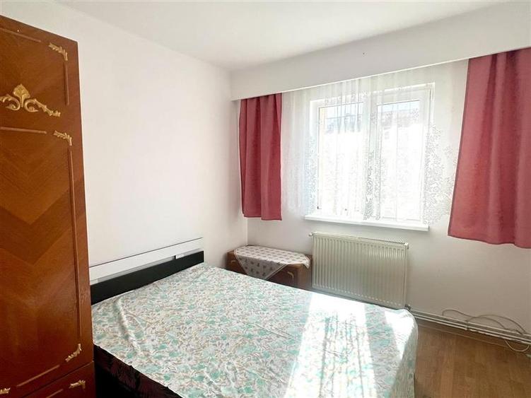 Apartament cu 3 camere semidecomandat, mobilat în Florilor