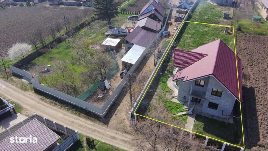 Casă cu 4 camere cu Teren 953 Mp în Girov