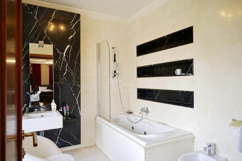 Casă individuală cu 14 camere cu Canalizare în Herăstrău