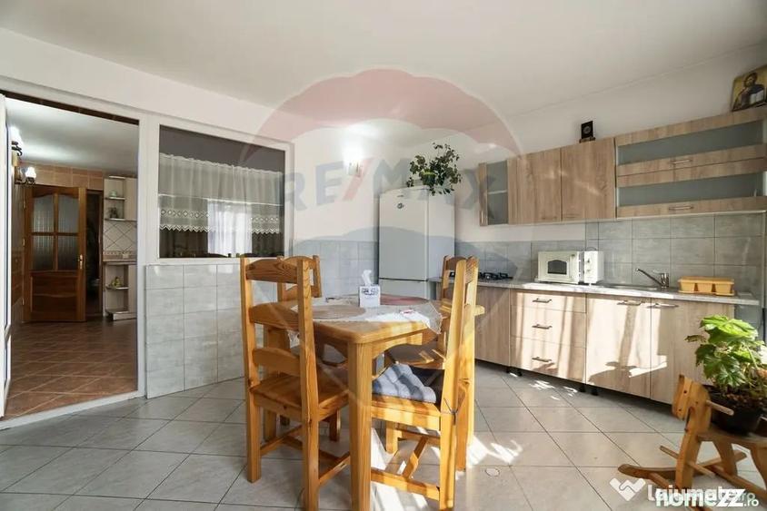 Casă cu 4 camere cu Teren 443 Mp în Poiana Mărului