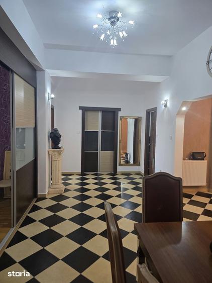 Apartament cu 4 camere în Micro 17