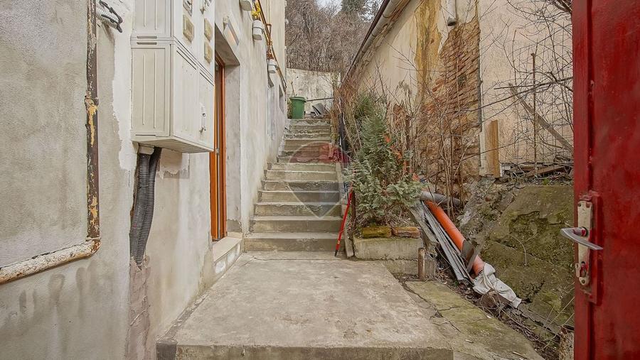 Apartament cu 3 camere semidecomandat, mobilat în Schei