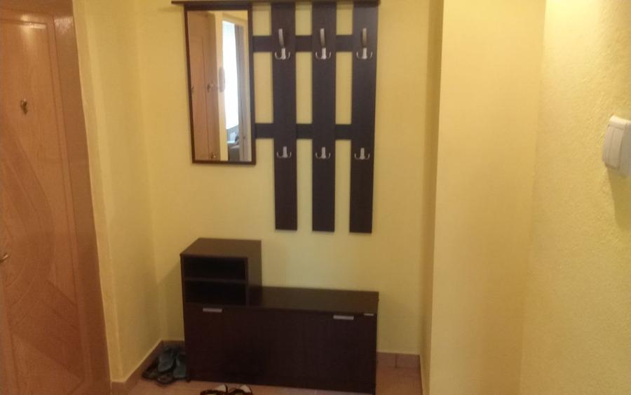 Apartament cu 3 camere decomandat, mobilat în Cetate