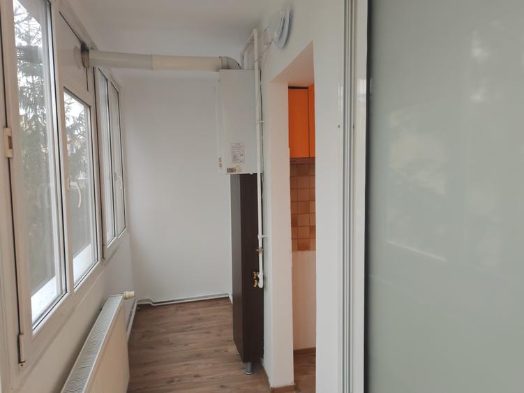Apartament cu 3 camere decomandat în Astra
