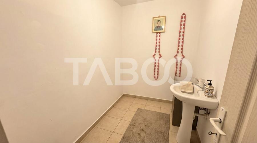 Apartament cu 3 camere decomandat, mobilat în Valea Aurie