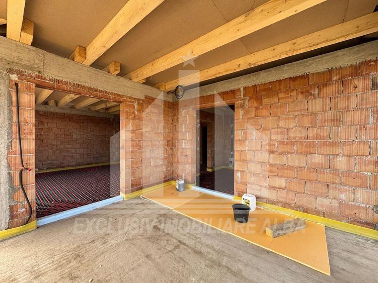 Casă individuală cu 4 camere cu Canalizare în Cetate