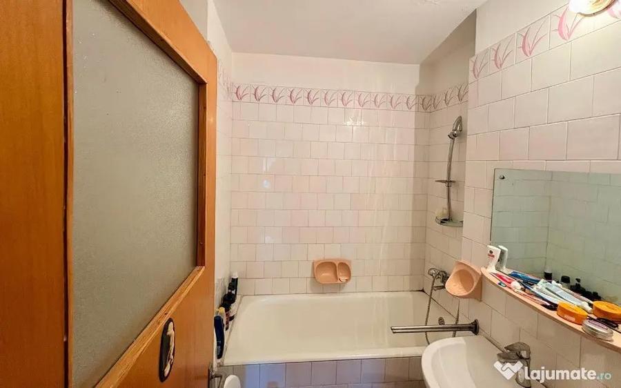 Apartament cu 4 camere decomandat în Central