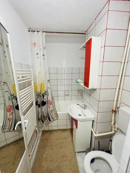 Apartament cu 3 camere decomandat în Micro 4
