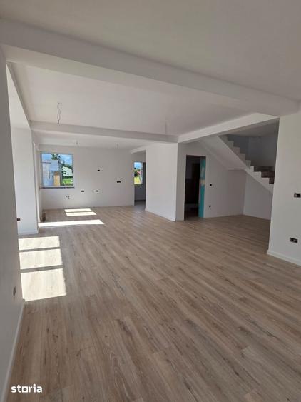 Casă cu 4 camere cu Teren 400 Mp în Central