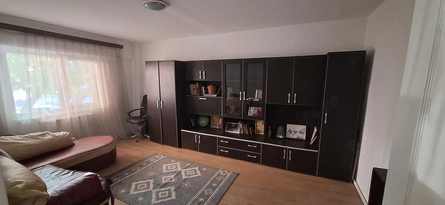 Apartament cu 3 camere decomandat în Vitrometan
