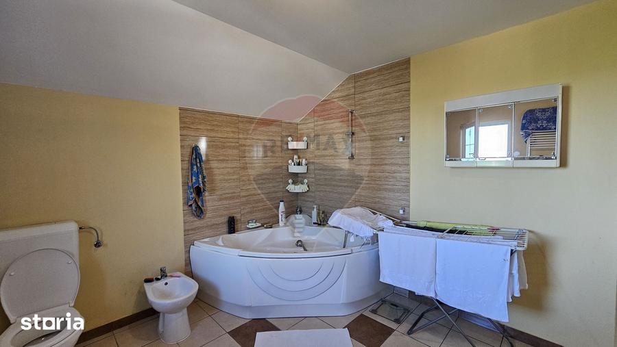 Casă cu 6 camere cu Teren 3614 Mp în Moara