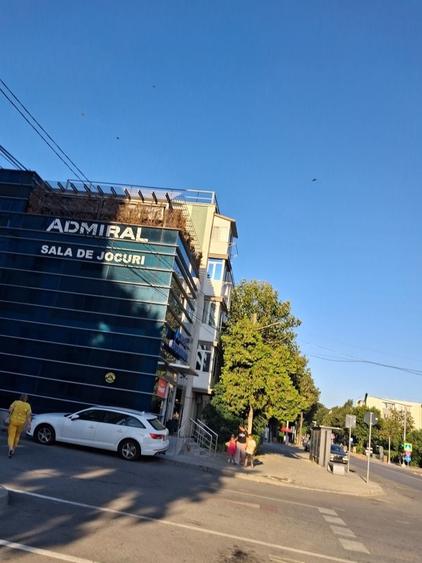 Apartament cu 3 camere semidecomandat în Tineretului