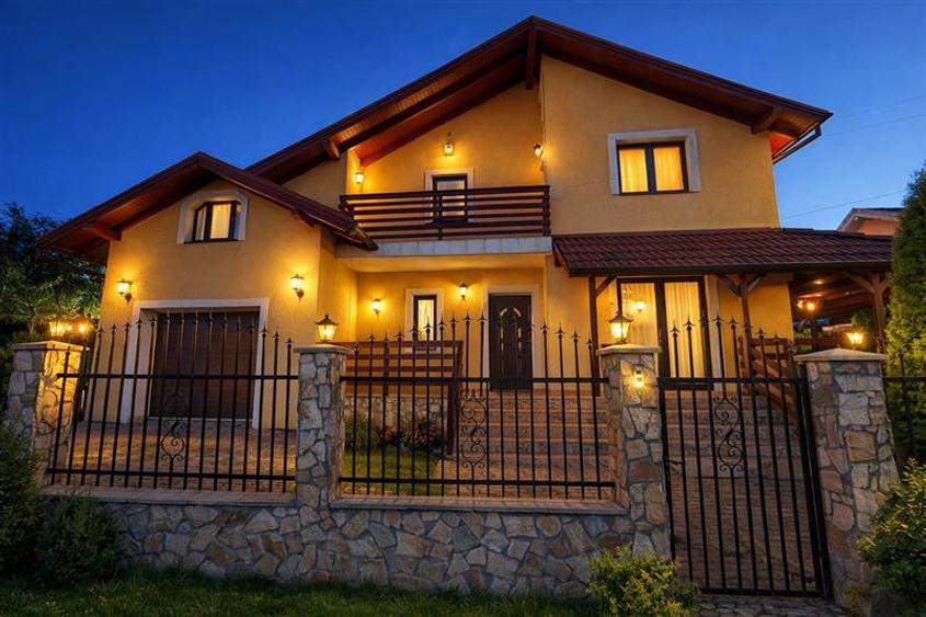 Casă individuală cu 6 camere cu Teren 500 Mp în Exterior Est