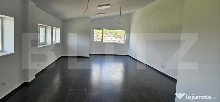 Spațiu comercial, de 2,351 mp, în Central