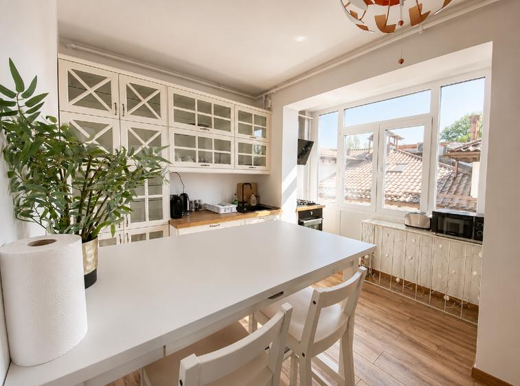 Apartament cu 3 camere semidecomandat, mobilat în Primăverii